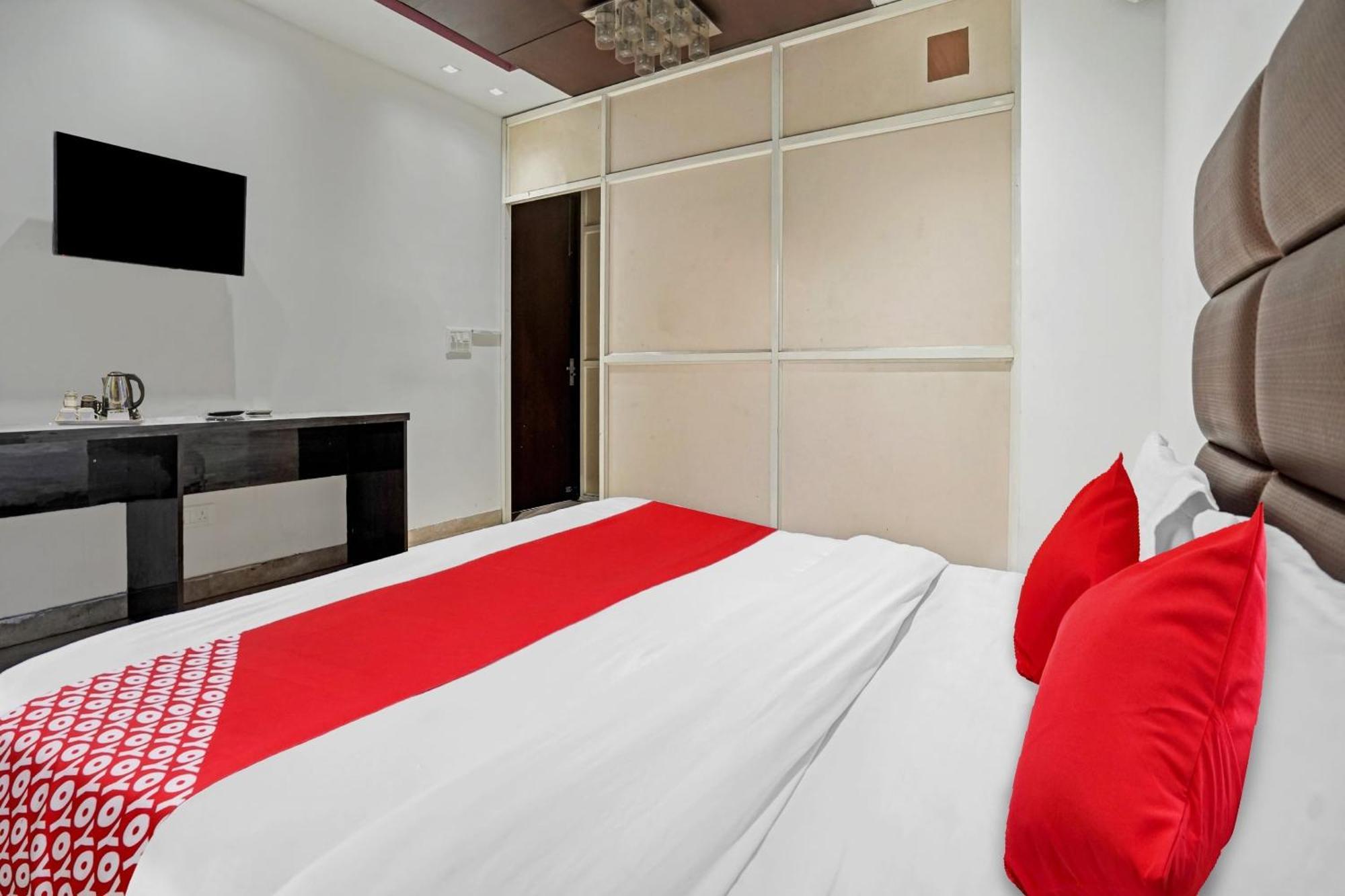 Hotel O South Galaxy Нью-Дели Экстерьер фото